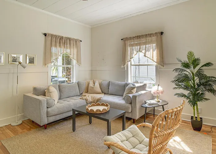 Holiday home 1 Mi To Dtwn! Extended Pensacola
