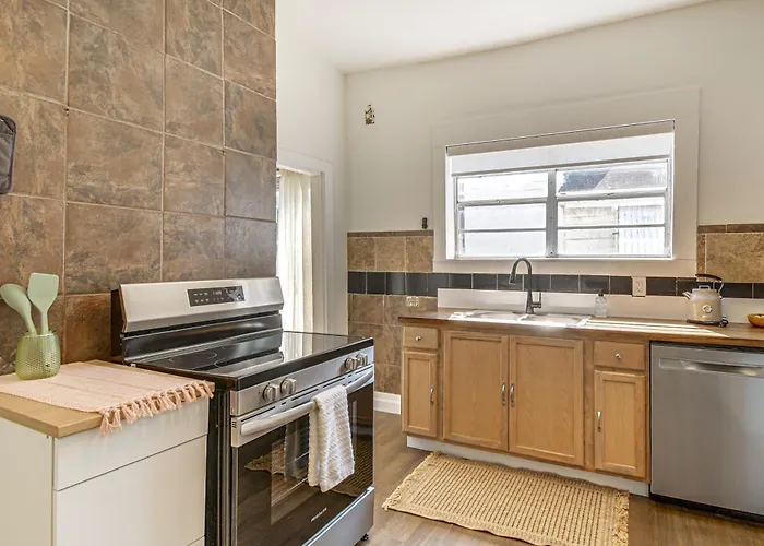 Holiday home 1 Mi To Dtwn! Extended Pensacola